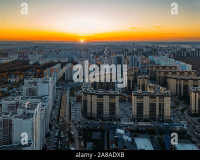 Il tramonto sopra moderna area residenziale a Voronezh, vista aerea da fuco. Foto Stock