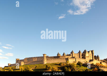 La collina del castello medievale in cittadella fortificata città francese città di Carcassonne nella regione Languedoc di Francia Foto Stock