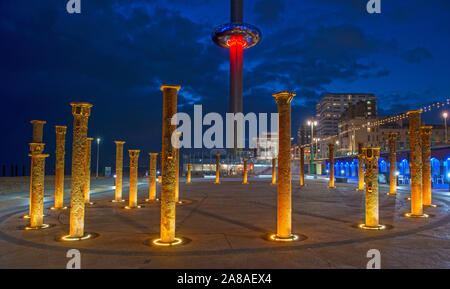 La British Airways i360 torre di osservazione di notte ,Brighton East Sussex, Gran Bretagna, England, Regno Unito, GB. Foto Stock