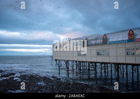 Aberystwyth Storni sotto la Edwardian Pier Foto Stock