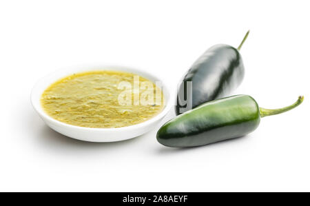 Verde peperoncini jalapeno e salsa Tabasco isolati su sfondo bianco. Foto Stock