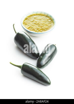 Verde peperoncini jalapeno e salsa Tabasco isolati su sfondo bianco. Foto Stock