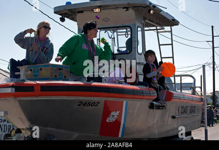 I festaioli buttare stringhe di perle per la folla durante l annuale Mardi Gras Parade Marzo 6, 2011 in Grand Isle, Louisiana. Foto Stock