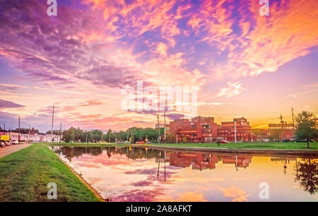 Il sole tramonta su Bayou San Giovanni, 12 novembre 2015, a New Orleans, Louisiana. Foto Stock