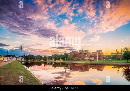 Il sole tramonta su Bayou San Giovanni, 12 novembre 2015, a New Orleans, Louisiana. Foto Stock