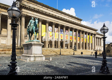 St. George's Hall, Liverpool, Regno Unito con il Principe Albert sulla statua equestre. Foto Stock