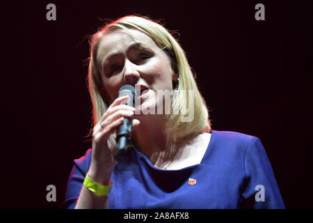 Manchester, Regno Unito. Il 7 novembre 2019. Rebecca Long-Bailey, Shadow del Segretario di Stato per gli affari, di energia e di strategia industriale e di MP per Salford e Eccles, parla al lavoro elezione generale Rally tenutasi presso l'O2 Apollo di Ardwick, Manchester. © Russell Hart/Alamy Live News. Foto Stock