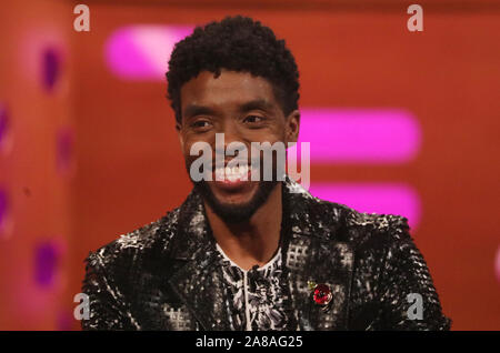 Chadwick Boseman durante le riprese per il Graham Norton Show alla BBC Studioworks 6 Centro Televisivo, Wood Lane, Londra, per essere messo in onda su BBC One il venerdì sera. Foto Stock