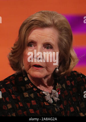 Lady Anne Glenconner durante le riprese per il Graham Norton Show alla BBC Studioworks 6 Centro Televisivo, Wood Lane, Londra, per essere messo in onda su BBC One il venerdì sera. Foto Stock