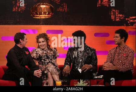 (Da sinistra a destra) Olivia Colman, Helena Bonham Carter Chadwick Boseman e Richard Ayoade durante le riprese per il Graham Norton Show alla BBC Studioworks 6 Centro Televisivo, Wood Lane, Londra, per essere messo in onda su BBC One il venerdì sera. Foto Stock