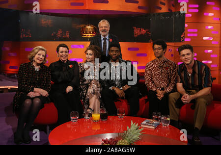 Host Graham Norton con (seduti da sinistra a destra) Lady Anne Glenconner, Olivia Colman, Helena Bonham Carter Chadwick Boseman, Richard Ayoade e Niall Horan durante le riprese per il Graham Norton Show alla BBC Studioworks 6 Centro Televisivo, Wood Lane, Londra, per essere messo in onda su BBC One il venerdì sera. Foto Stock