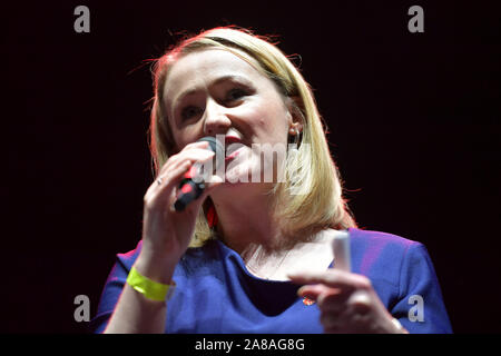 Manchester, Regno Unito. Il 7 novembre 2019. Rebecca Long-Bailey, Shadow del Segretario di Stato per gli affari, di energia e di strategia industriale e di MP per Salford e Eccles, parla al lavoro elezione generale Rally tenutasi presso l'O2 Apollo di Ardwick, Manchester. © Russell Hart/Alamy Live News. Foto Stock