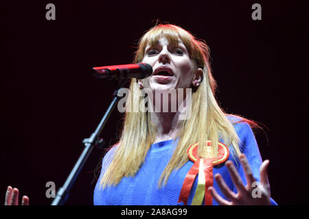 Manchester, Regno Unito. Il 7 novembre 2019. Angela Rayneri, Shadow del Segretario di Stato per l educazione e la MP per Ashton-under-Lyne, parla al lavoro elezione generale Rally tenutasi presso l'O2 Apollo di Ardwick, Manchester. © Russell Hart/Alamy Live News. Foto Stock