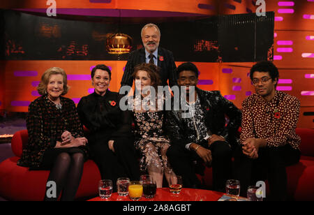 Host Graham Norton con (seduti da sinistra a destra) Lady Anne Glenconner , Olivia Colman, Helena Bonham Carter Chadwick Boseman e Richard Ayoade durante le riprese per il Graham Norton Show alla BBC Studioworks 6 Centro Televisivo, Wood Lane, Londra, per essere messo in onda su BBC One il venerdì sera. Foto di PA. Picture Data: Giovedì 7 novembre 2019. Foto di credito dovrebbe leggere: immagini PA a nome della TV in modo Foto Stock