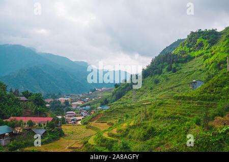 La splendida immagine di terrazze di riso e montagne circostanti Cat Cat Village, al di sotto di Sapa in Vietnam del Nord Foto Stock