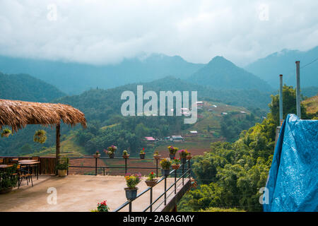 La splendida immagine di terrazze di riso e montagne circostanti Cat Cat Village, al di sotto di Sapa in Vietnam del Nord Foto Stock