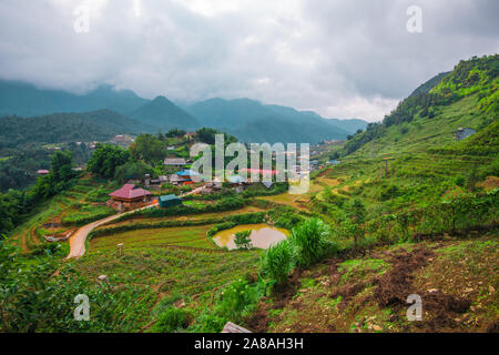 La splendida immagine di terrazze di riso e montagne circostanti Cat Cat Village, al di sotto di Sapa in Vietnam del Nord Foto Stock