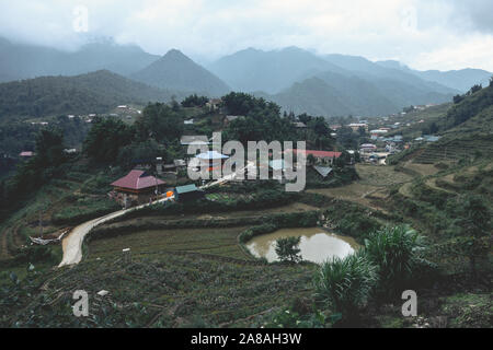 La splendida immagine di terrazze di riso e montagne circostanti Cat Cat Village, al di sotto di Sapa in Vietnam del Nord Foto Stock