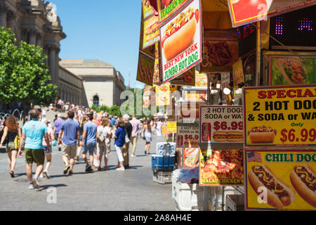 Carrelli di cibo di fronte al Metropolitan Museum of Art di New York City. Foto Stock