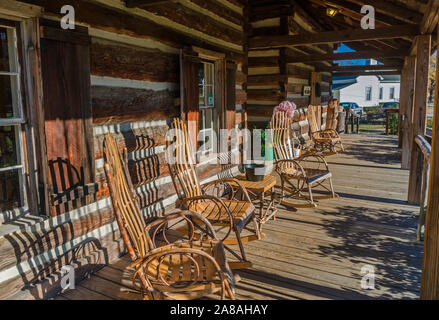 Amish-rockers fatti sedere sulla veranda del Log Cabin regali in francese Camp, Mississippi. Foto Stock