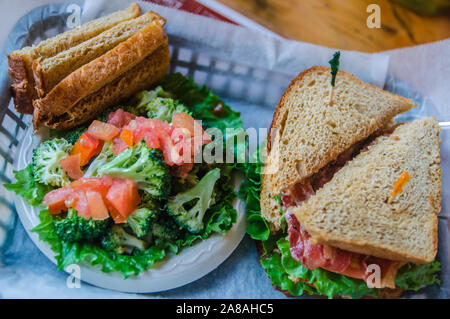 Francese del Camp Consiglio House café è noto per la sua broccoli e insalata "Big Willie' BLT, che dispone di dieci strisce di pancetta e piccante aglio maionese. Foto Stock