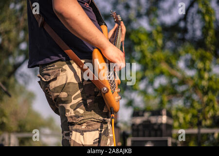 Dettaglio mano durante la riproduzione di un basso acustico #3 Foto Stock