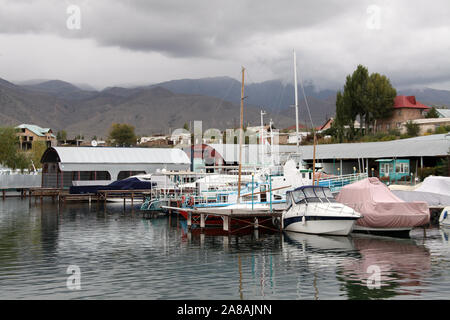 Barche a Issyk-Kul Lago in Kirghizistan Foto Stock