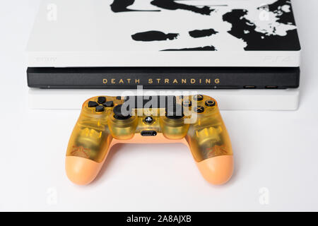 KIEV, UCRAINA - 07 Novembre 2019: Morte la cordatura Limited Edition PS4 Pro. Sony PlayStation 4 console di gioco e controller trasparente su bianco Foto Stock