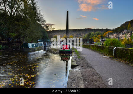 Mill camino e narrowboat riflessa in Rochdale Canal, Hebden Bridge, Calderdale, West Yorkshire Foto Stock