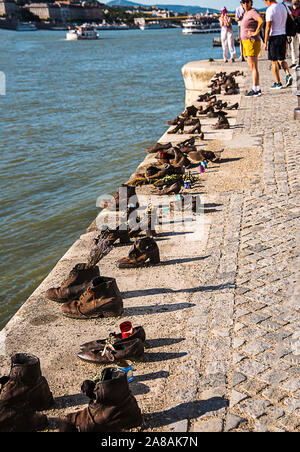 Budapest la città capitale di Ungheria è un posto bellissimo.Si tratta di un monumento di scarpe sulle rive del fiume Danubio vicino alla Casa del Parlamento Foto Stock