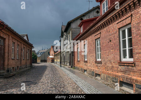 Street con il vecchio legno case colorate nella città vecchia di Viljandi Foto Stock