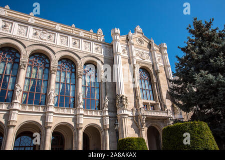 Vigadó (di solito tradotto come "luogo di allegria") di Budapest è la seconda più grande sala da concerto, situato sulla sponda orientale del Danubio a Budapest Foto Stock