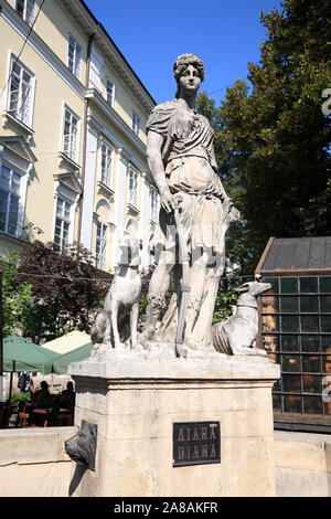 Fontana Diana, la piazza del mercato Rynok, Lviv, Ucraina Foto Stock