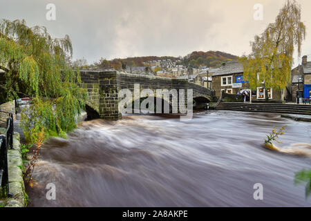 Hebden acqua nel torrente e il vecchio ponte Packhorse, Hebden Bridge, Pennines, Calderdale, Yorkshire Foto Stock