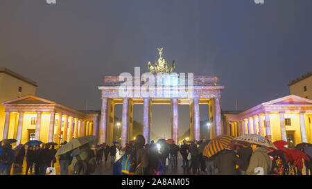 Berlino, Germania Ottobre 7, 2017: ampia inquadratura della Porta di Brandeburgo durante la festa delle luci a Berlino, Germania Foto Stock