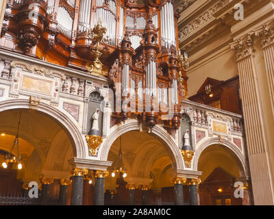 Berlino, Germania Ottobre 6, 2017: colpo di organo a canne nella cattedrale di Berlino Foto Stock
