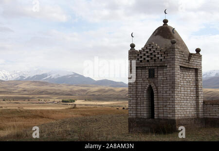 Musulmani sito di sepoltura nelle zone rurali del Kirghizistan Foto Stock