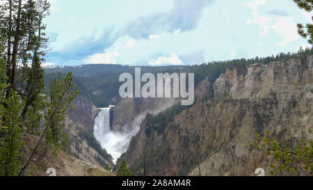 Pomeriggio ampia colpo di cascate inferiori dal punto di artista a Yellowstone Foto Stock