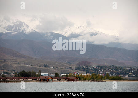 Sponda settentrionale del Lago di Issyk-Kul in Kirghizistan Foto Stock