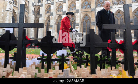 (191107) -- London, nov. 7, 2019 (Xinhua) -- Le persone che frequentano il campo 91del ricordo presso l Abbazia di Westminster a Londra, Gran Bretagna, su nov. 7, 2019. Il campo del ricordo è stato tenuto in abbazia le ragioni sin dal 1928. Quest'anno, centinaia di piccole croci cuscinetto petali di papavero sono state piantate nel campo della memoria per rendere omaggio ai soldati britannici e le donne che hanno perso la vita in conflitti. (Foto di Ray codolo/Xinhua) Foto Stock