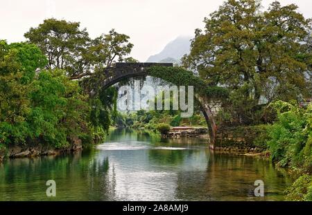 Fuli ponte arcuato orientali il ponte di pietra in Guangxi, Cina Foto Stock