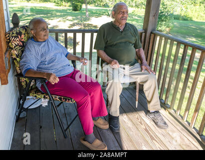 Una coppia di anziani si siede sul loro portico, e il agosto 28, 2015, in Pass Christian, Mississippi. Foto Stock