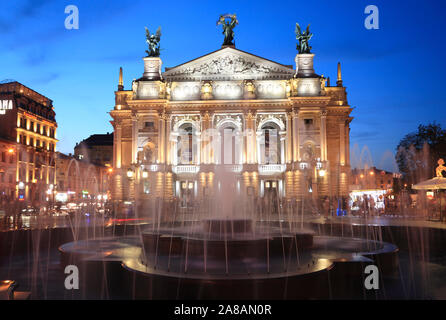 Opera House di sera, prospekt Svobody, Lviv, Ucraina Foto Stock