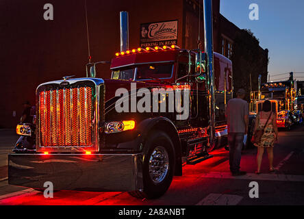 Un 2015 Peterbilt 389 partecipa alla luce mostra concorso durante il XXXIV Shell annuale Rotella SuperRigs in Joplin, Missouri. Foto Stock