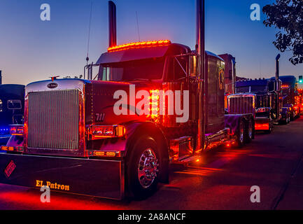 Un 2000 Peterbilt 379 conduce il modo durante la luce mostra concorso durante il XXXIV Shell annuale Rotella SuperRigs in Joplin, Missouri. Foto Stock