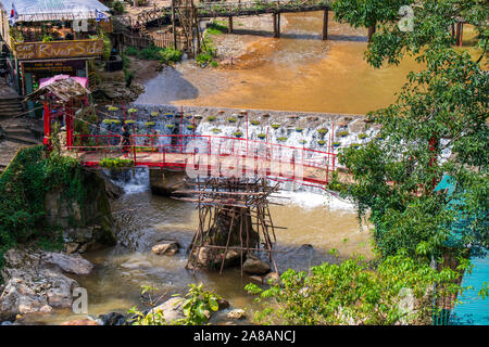 Cat Cat, Vietnam, 14 Ottobre 2019: Cat Cat Village fiume e waterwheels, una piccola gemma nascosta tra le montagne del Vietnam Foto Stock