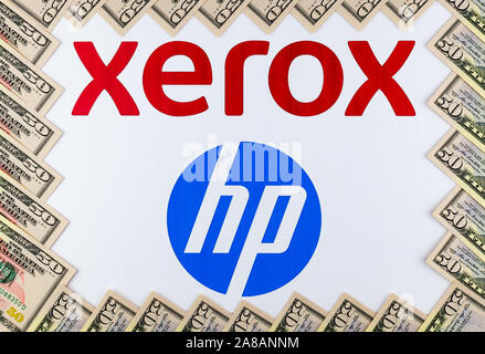 XEROX e logo HP visto sulla carta per brochure e le fatture del dollaro attorno a. Concetto di immagine per le notizie su xerox offerta di acquisto di HP. Foto Stock