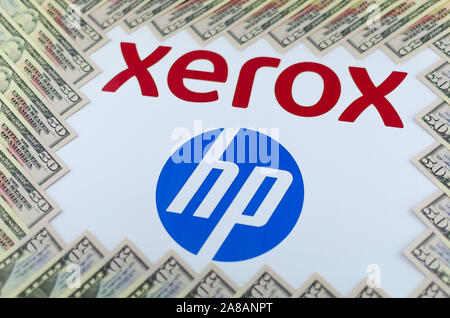 XEROX e logo HP visto sulla carta per brochure e le fatture del dollaro attorno a. Concetto di immagine per le notizie su xerox offerta di acquisto di HP. Foto Stock