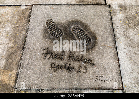 Impronta di Fred Haise spazio impronte di avvio in calcestruzzo alla base dell'Apollo lunar lander presentano alla Mississippi Welcome Center vicino al thir Foto Stock
