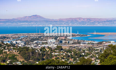 Vista aerea di San Carlos e Redwood Shores; East Bay e il Monte Diablo in background; case visibile sulle colline e vicino al litorale; off Foto Stock